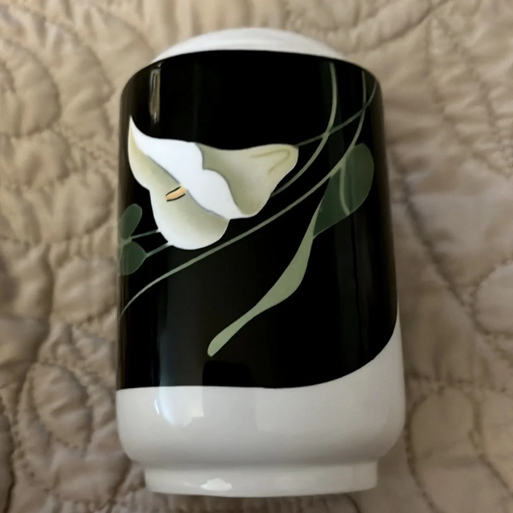 Calla Lilly Black White Green Floral Retro Salt And Pepper Shakers